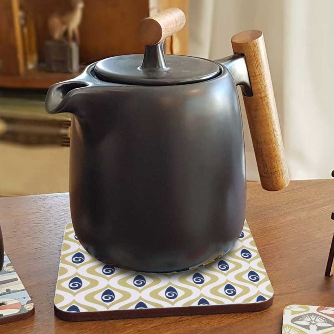 Retro Koru Pattern Tea Pot Stand Scene